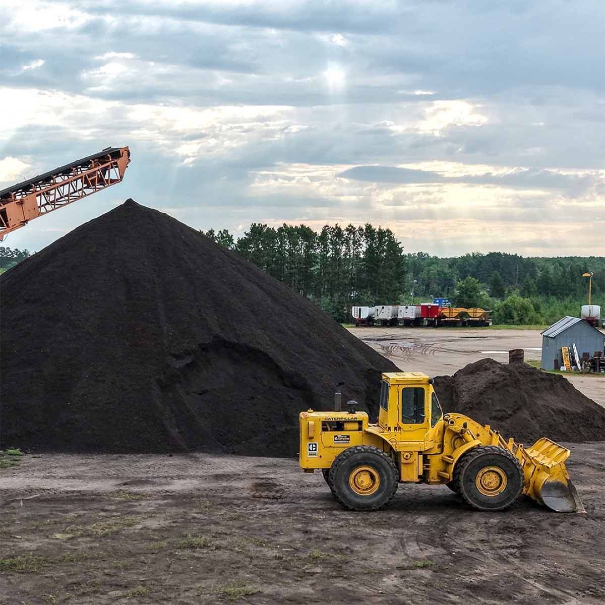 Wheel loader filling a trailer with topsoil at the Storlie pit